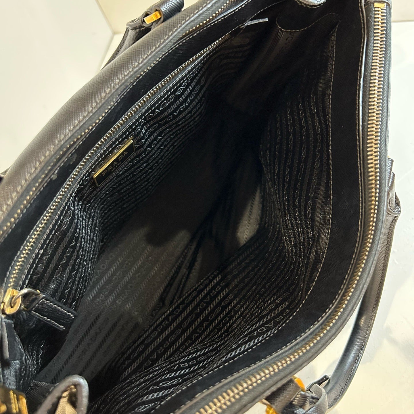 Prada - Saffiano Lux Tote - Leather - Black - (large)