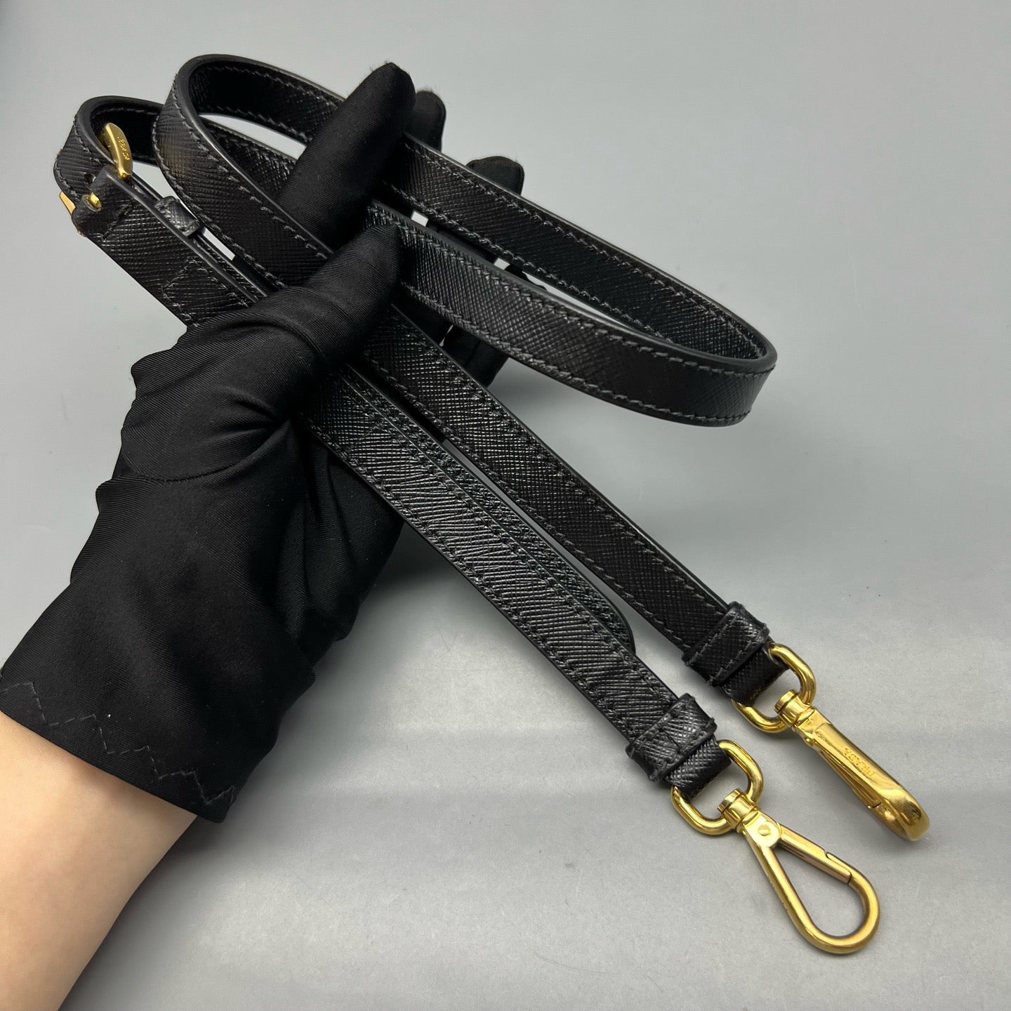 Prada - Saffiano Lux Tote - Leather - Black - (medium)
