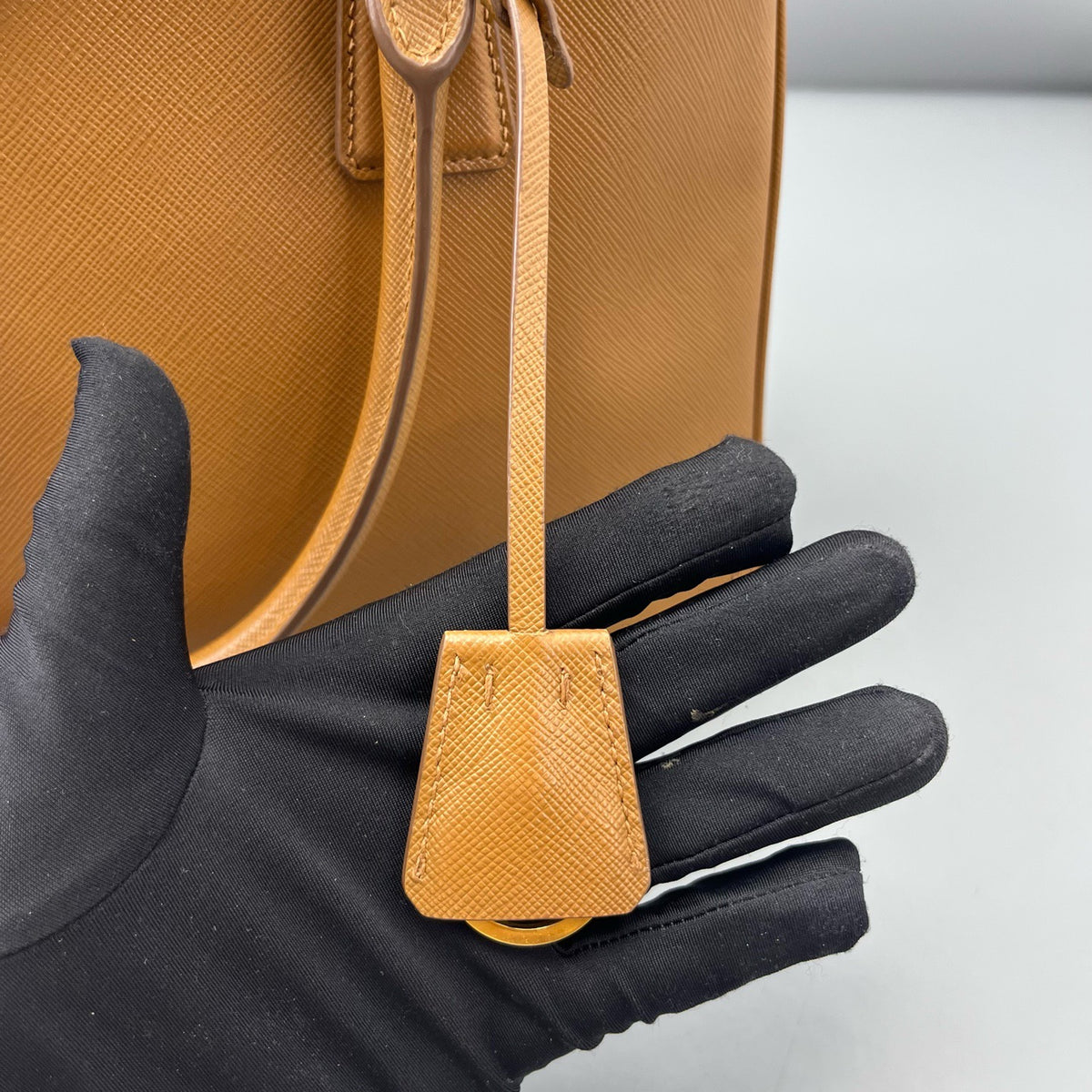 Prada - Saffiano Lux Tote - Leather - Camel - (medium)