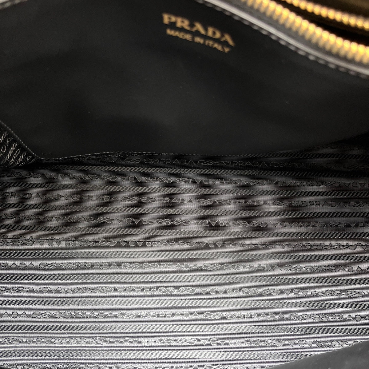 Prada - Saffiano Tote - Leather - Black
