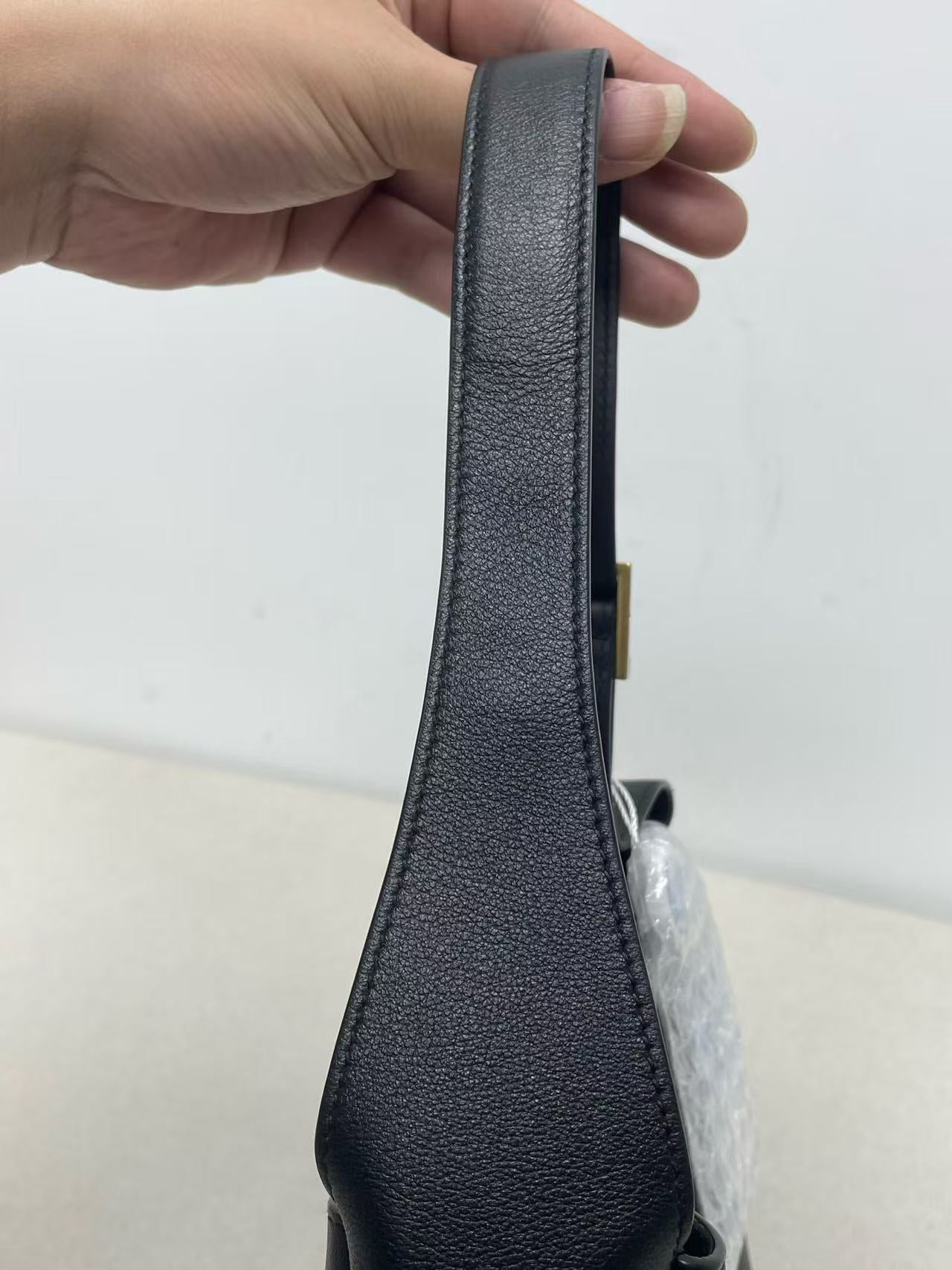Saint Laurent - Le 5 à 7 Bucket Bag - Leather - Black - (Medium)