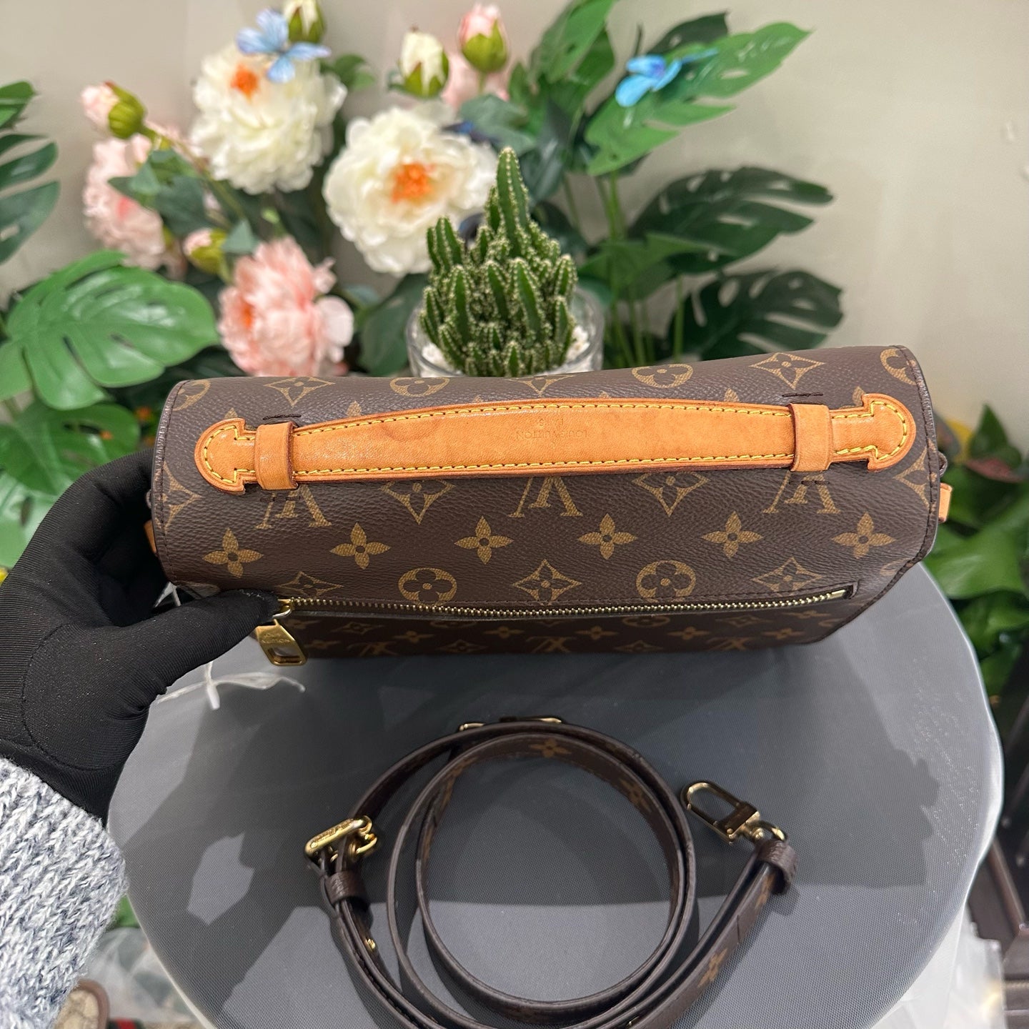 Louis Vuitton - Pochette Metis - Monogram coated canvas with natural cowhide leather trim - Brown - (Medium)