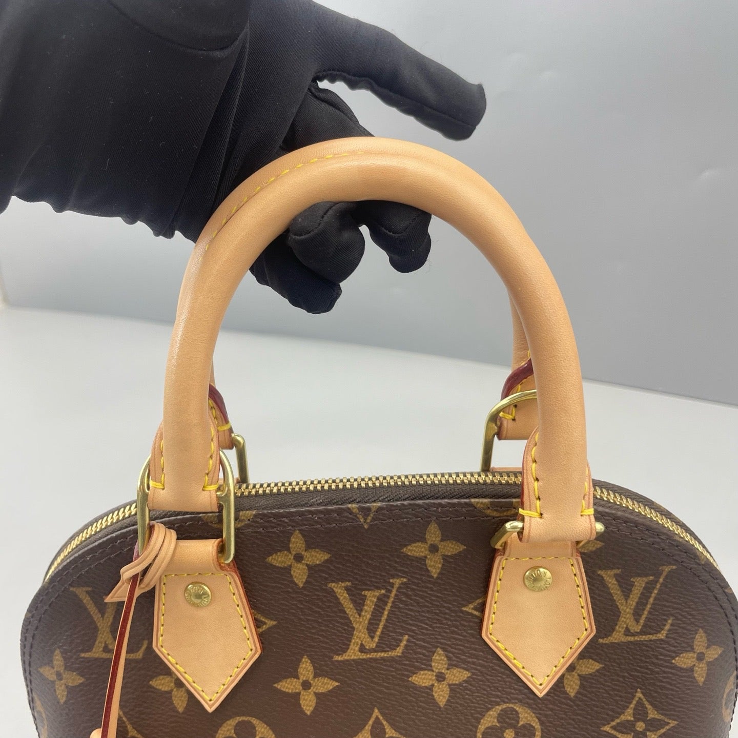 Louis Vuitton - Alma BB - Monogram canvas with natural Vachetta leather trim - Brown - (mini)