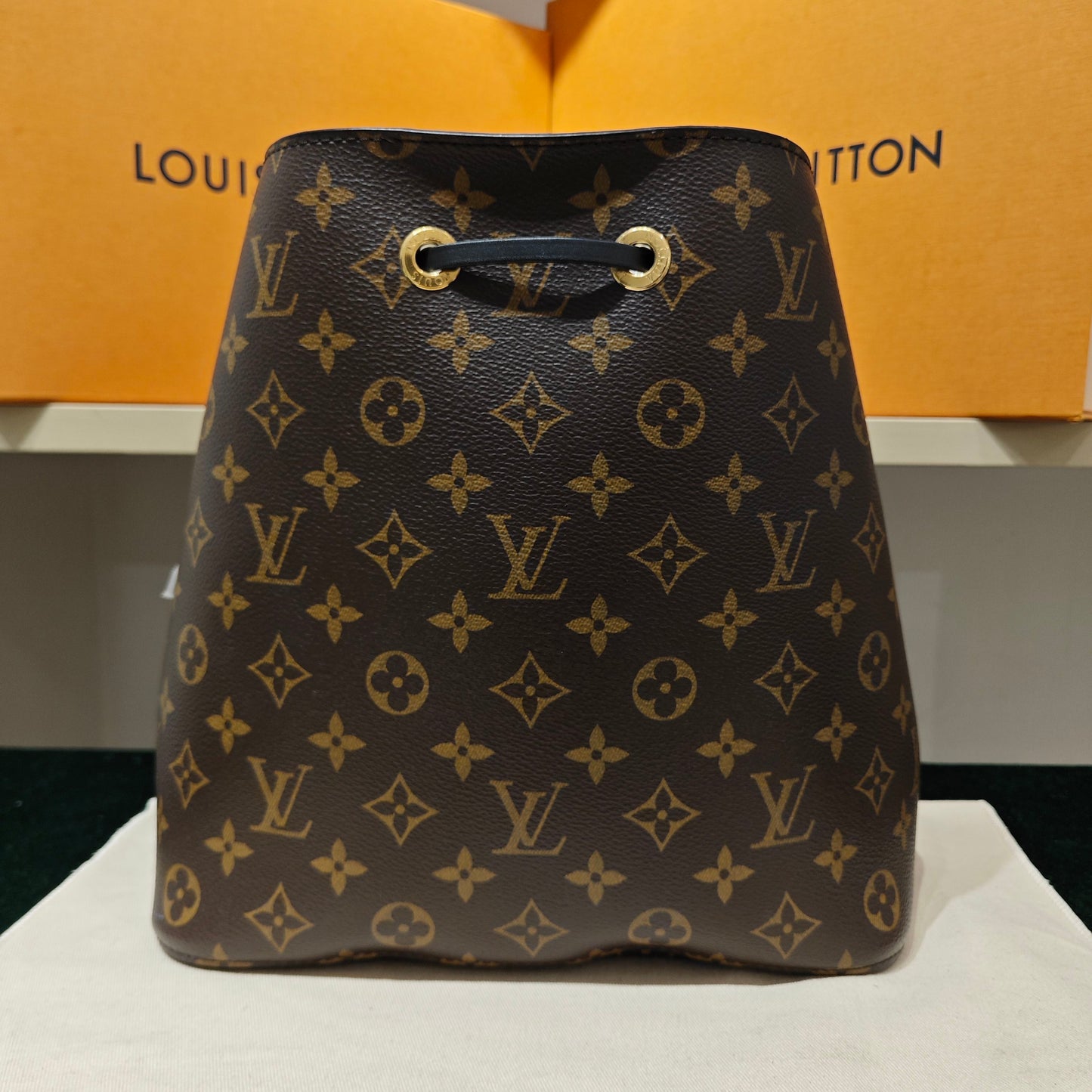 Louis Vuitton - NéoNoé MM - Monogram coated canvas with black cowhide leather trim - Brown and Black - (Medium)
