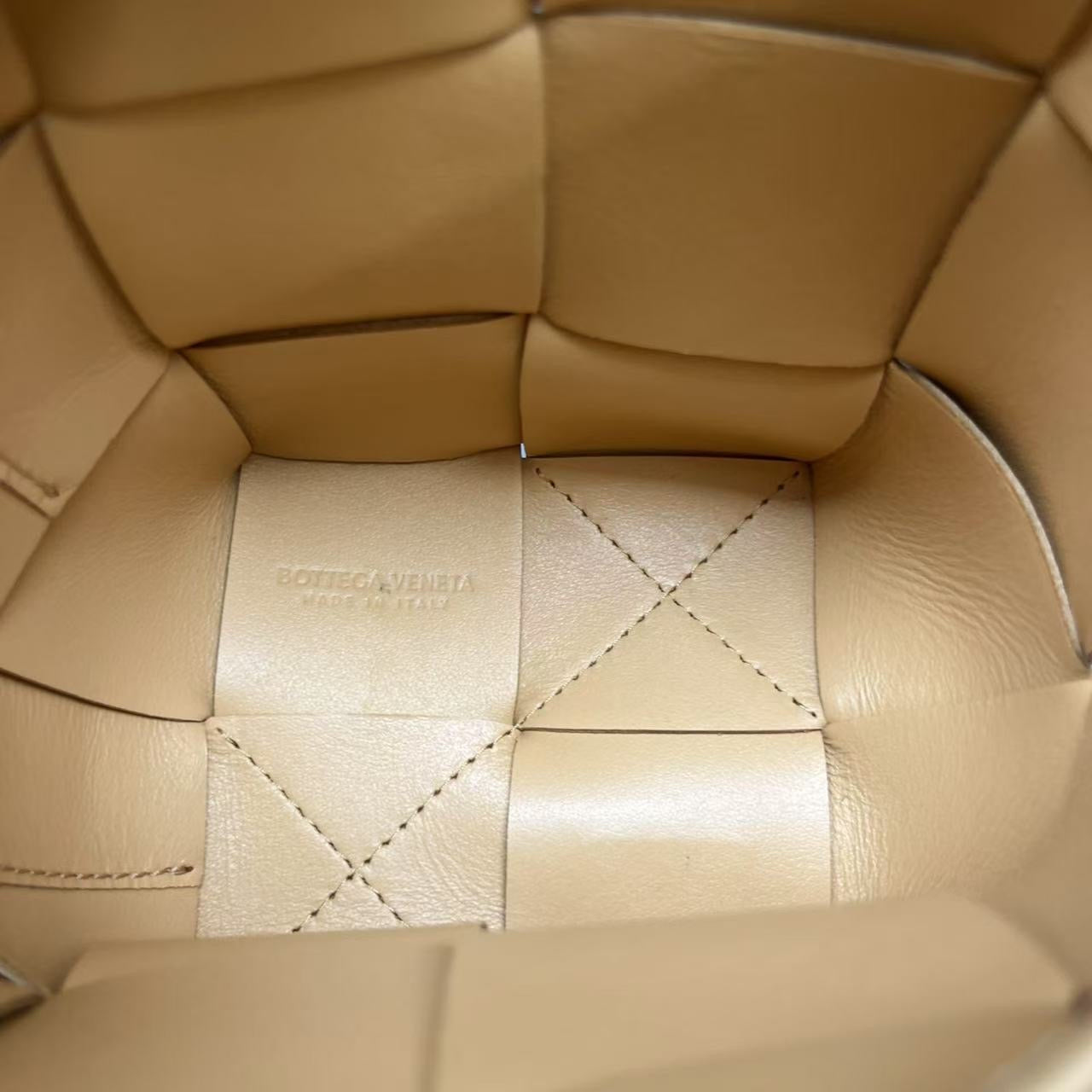 Bottega Veneta - Cassette Mini Bucket Bag - Leather - Beige - (mini)