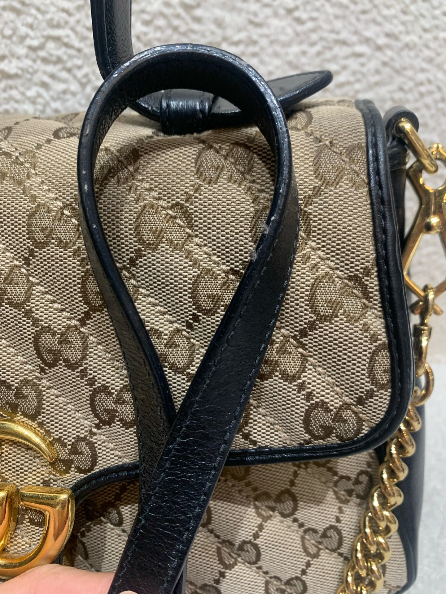 Gucci - Marmont Top Handle Messenger Bag - GG Supreme coated canvas with leather trim - Beige and Black with Gold-tone hardware - (Medium)