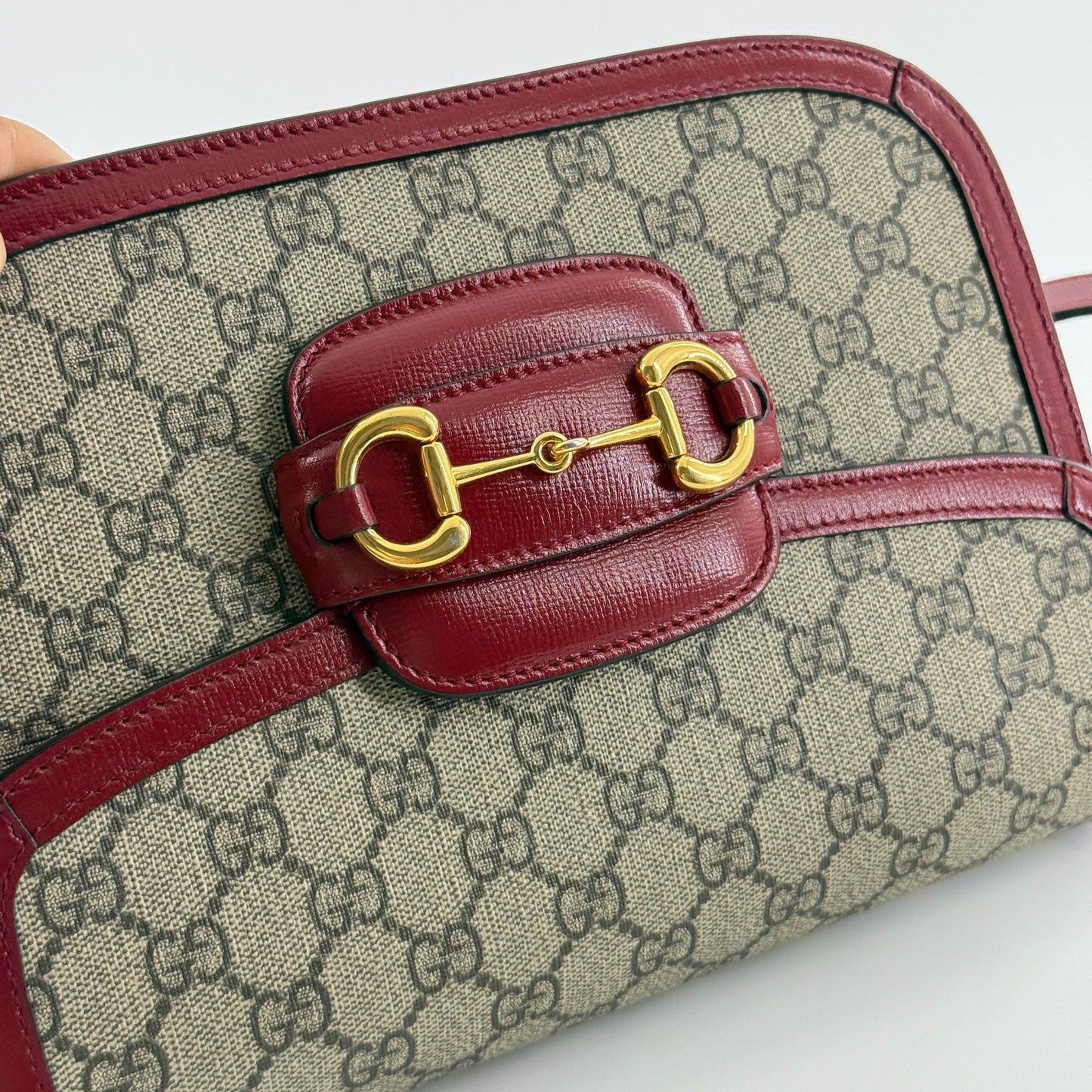 Gucci - 1955 Horsebit Medium Saddle Bag - GG Supreme coated canvas with leather trim - Multicolour (Beige/Brown and Red) - (medium)