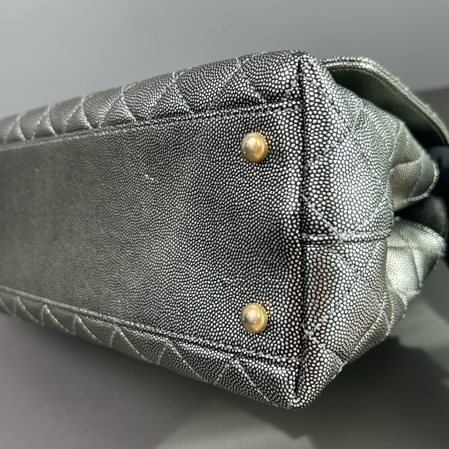 Chanel - Coco Handle Flap Bag - Grained metallic calfskin leather - Silver - (Medium)
