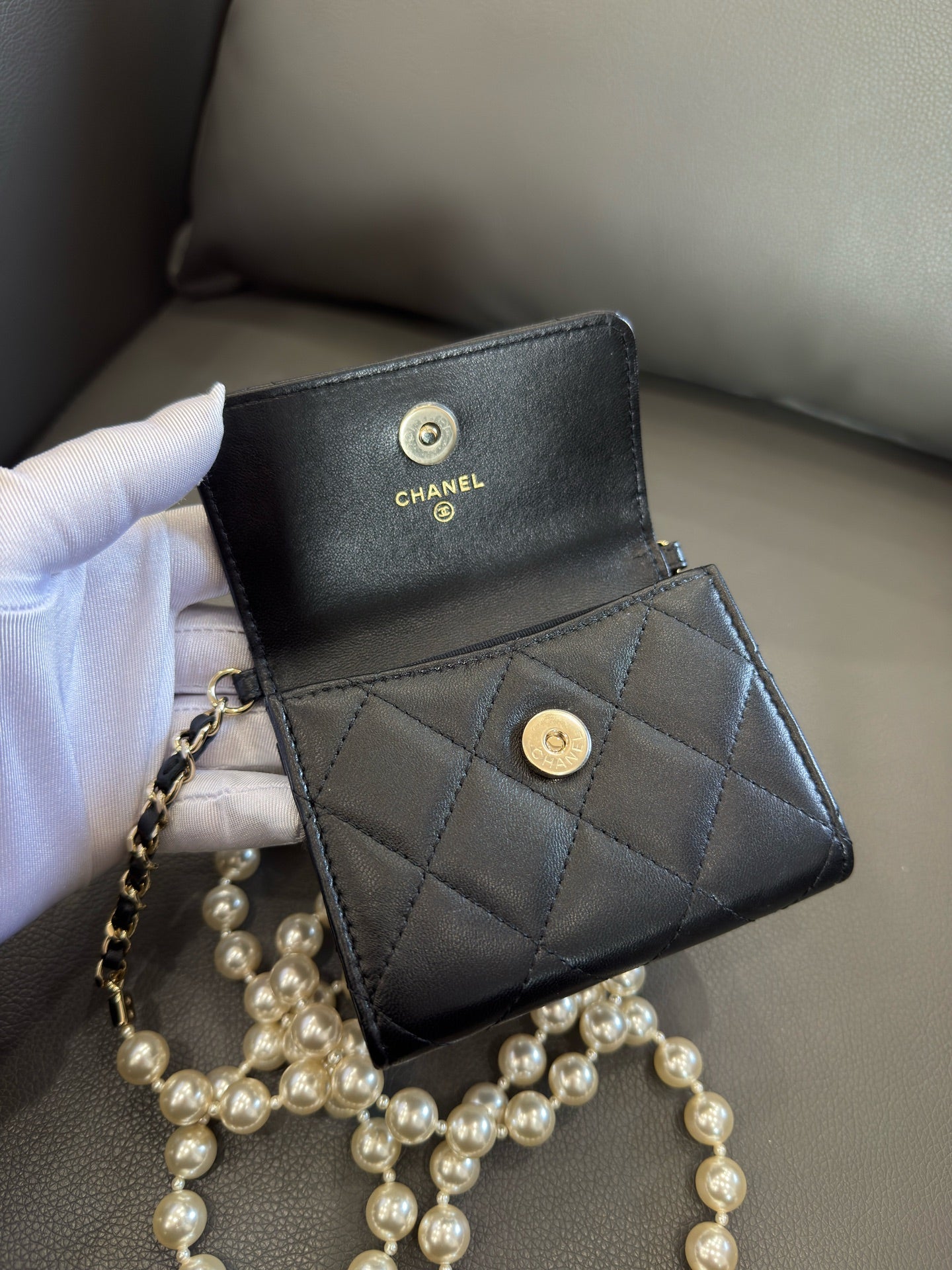 Chanel - 22P Pearl Chain Mini Clutch with Chain - Lambskin leather - Black - (mini)