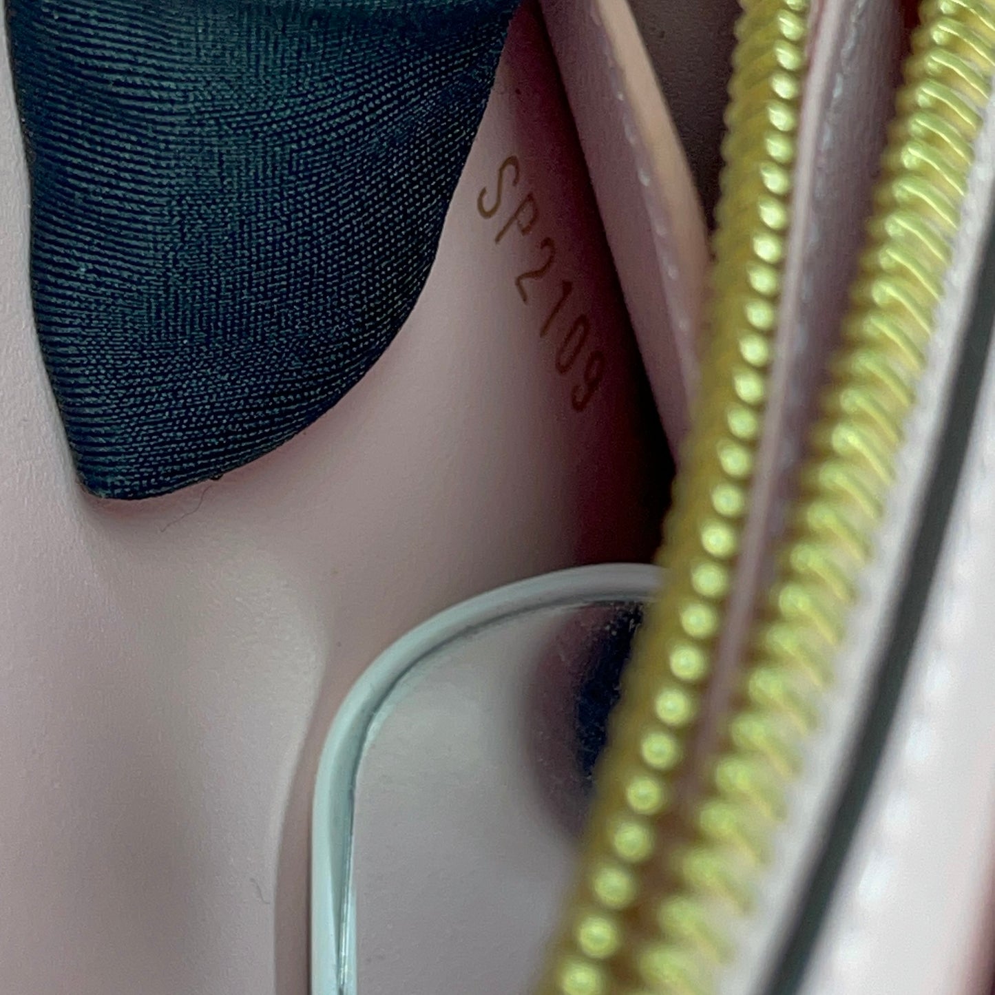 Louis Vuitton - Monogram Flower Lock Pochette - Monogram coated canvas with leather trim - Brown and Pink - (Mini)