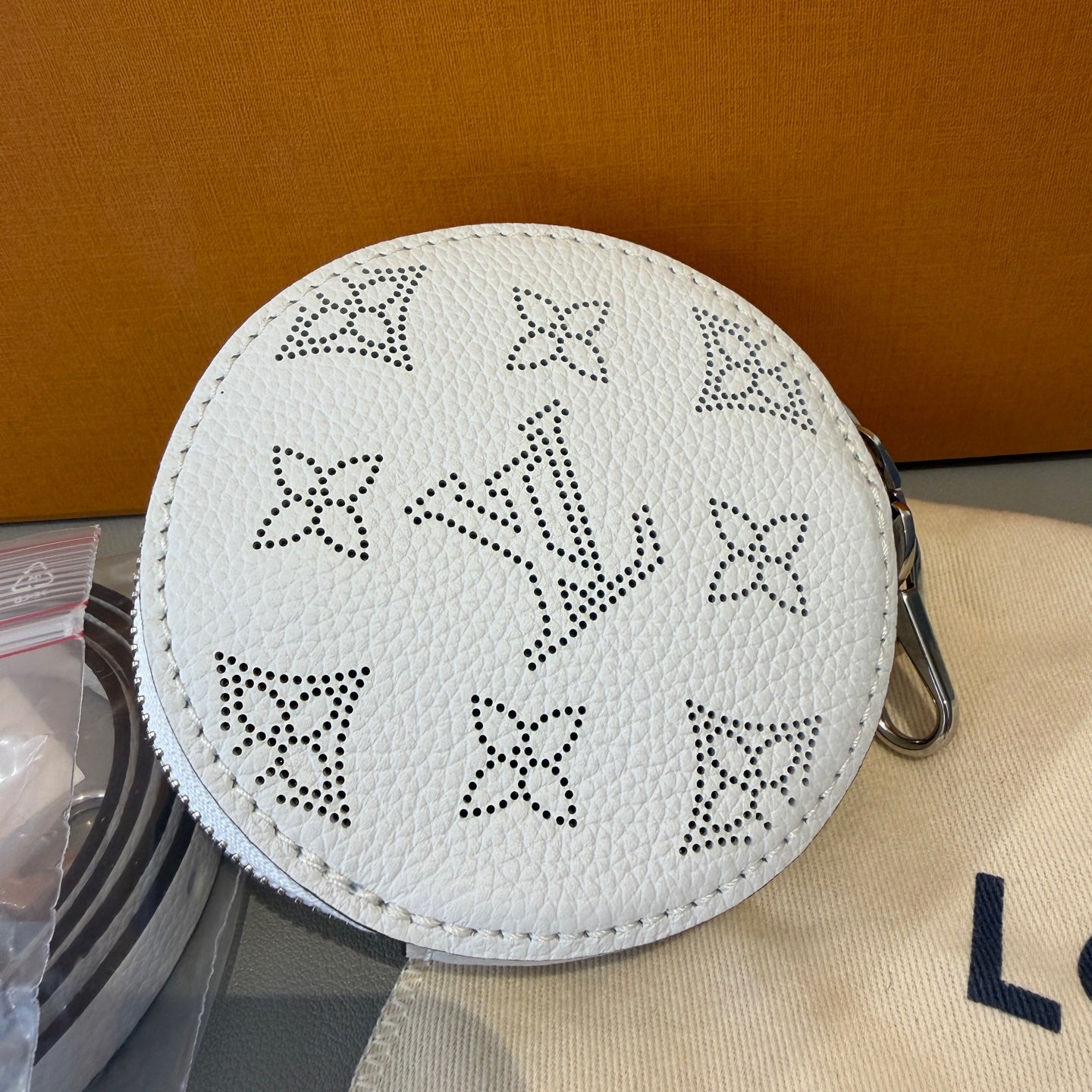 Louis Vuitton - Bella Bucket Bag - Perforated Mahina leather - Gradient White to Blue - (medium)