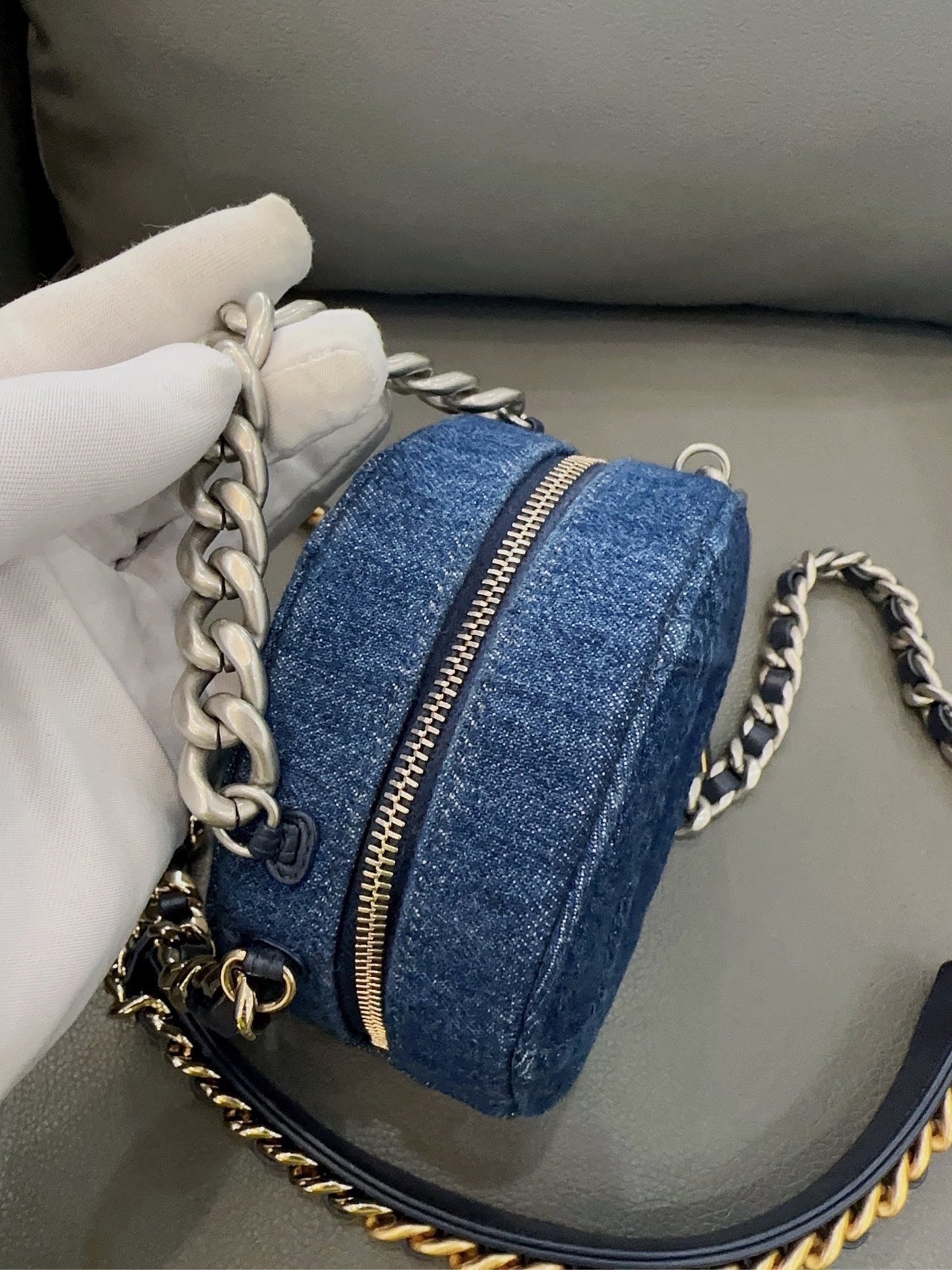Chanel - Denim Round Coin Purse - Denim fabric with leather trim - Deep Blue with Mixed-Tone Hardware - (Mini)