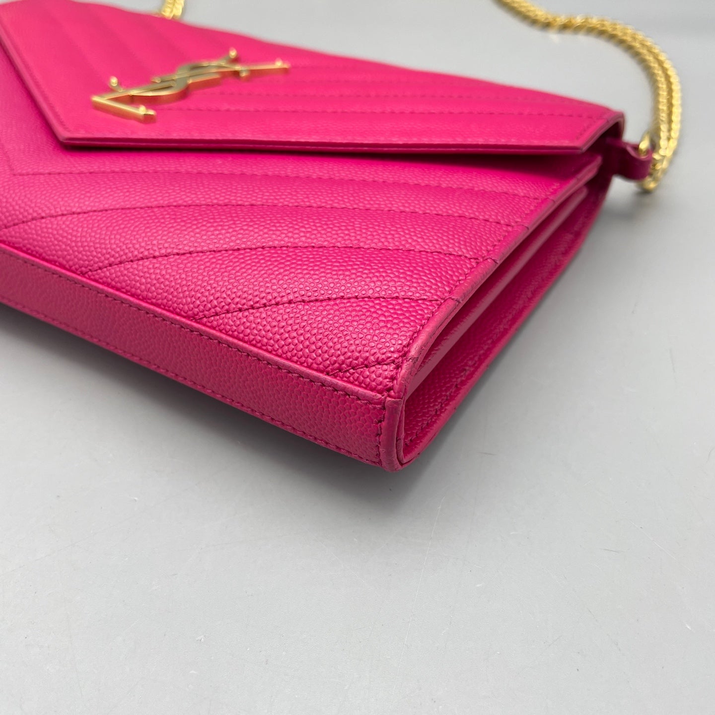 Saint Laurent - Monogram Envelope Wallet on Chain (WOC) - Grained calfskin leather - Fuchsia - (medium)