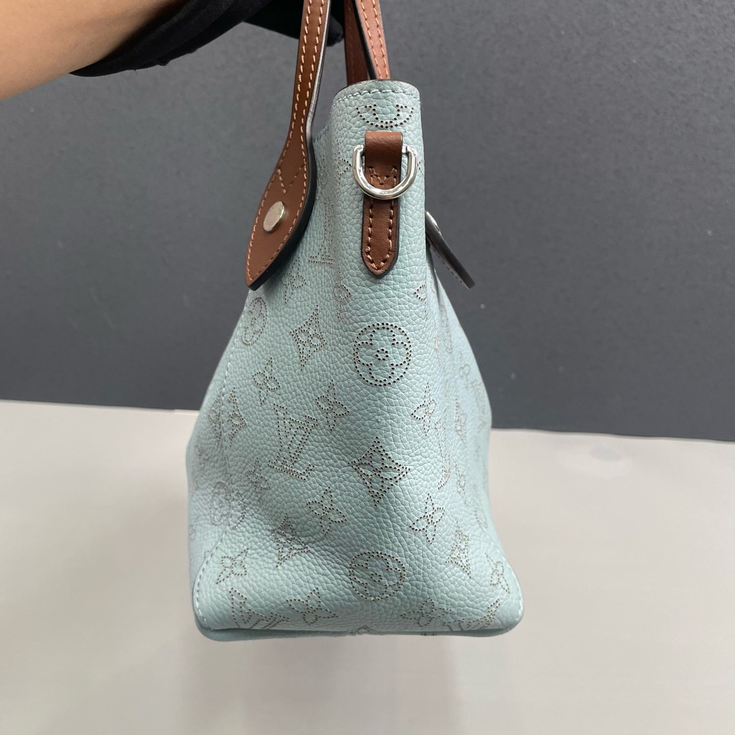 Louis Vuitton - Hina PM Bucket Bag - Perforated Mahina leather with natural leather trim - Blue - (small)