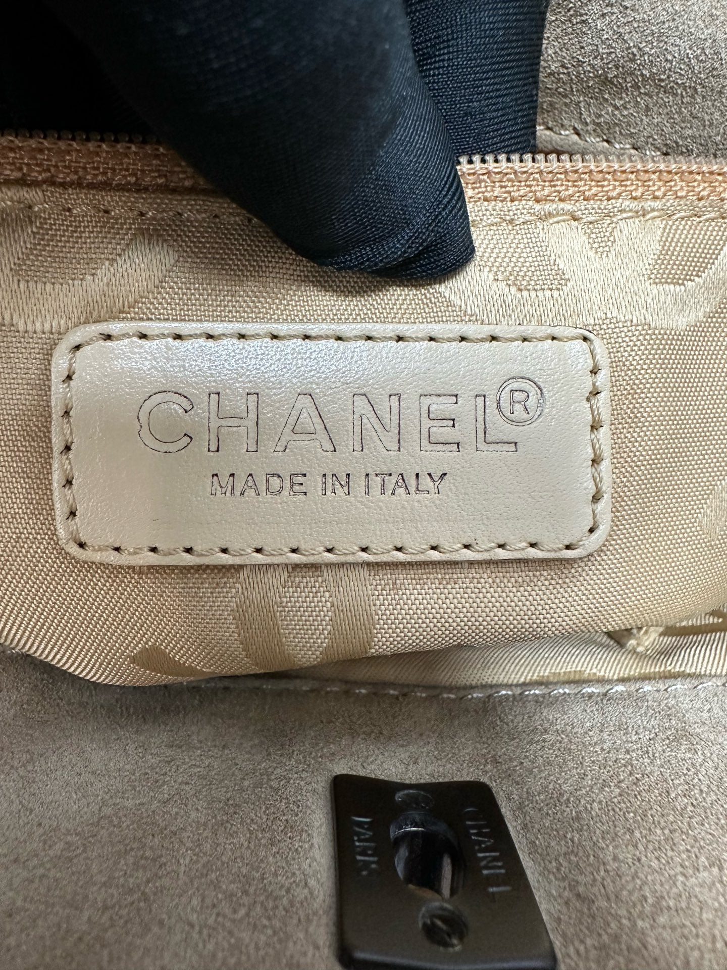 Chanel - Vivian Shoulder Bag - Suede - Brown - (Medium)