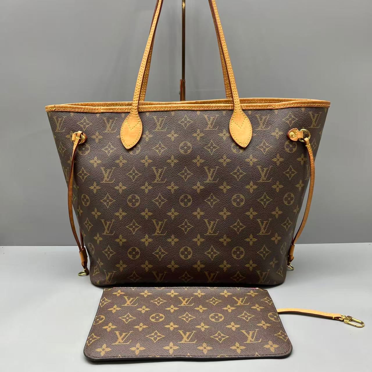 Louis Vuitton - Neverfull MM - Monogram coated canvas with Vachetta leather trim and textile lining - Brown - (Medium)