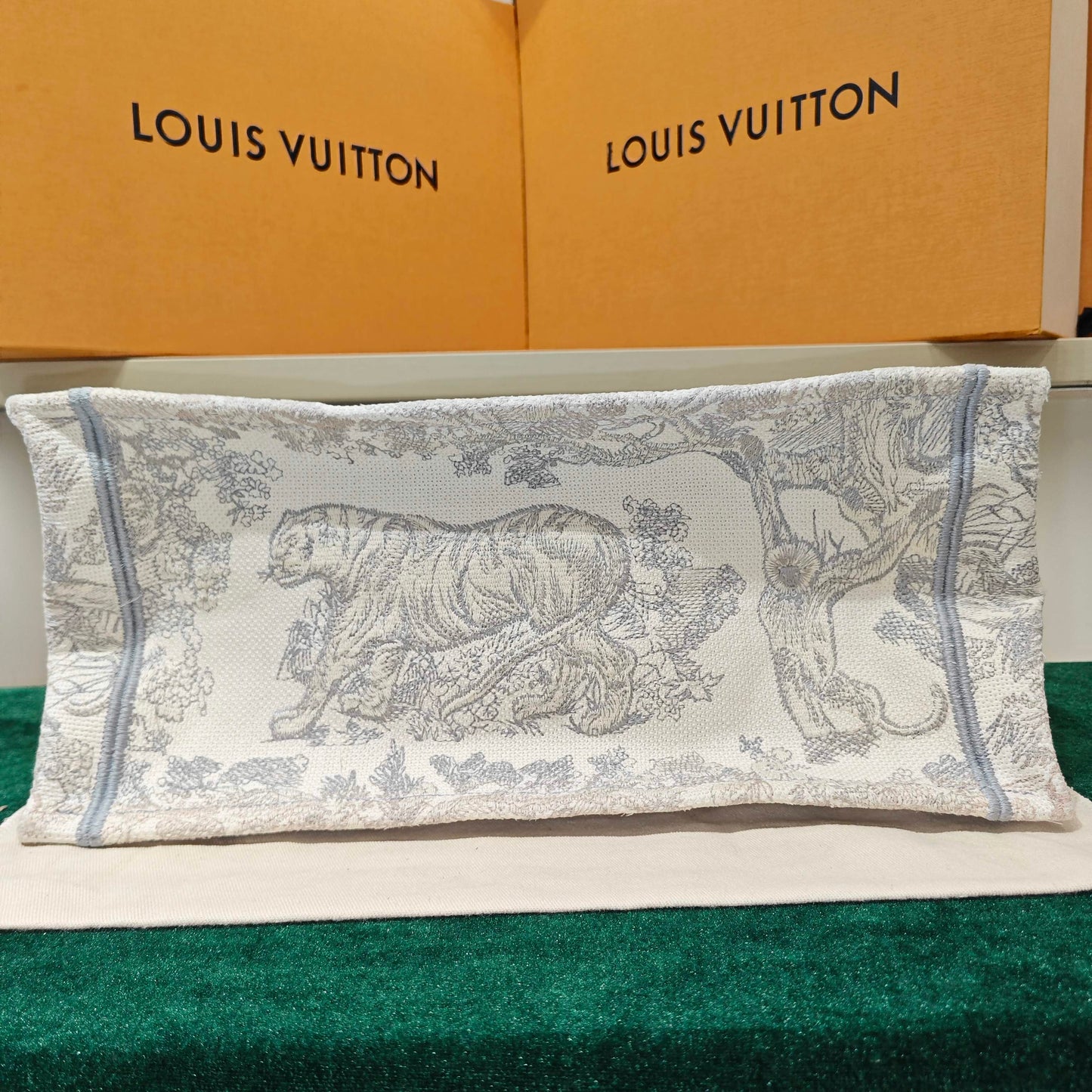 Dior - Book Tote Medium 'Toile de Jouy Sauvage' Animalier - Embroidered canvas - Beige and Grey - (Medium)