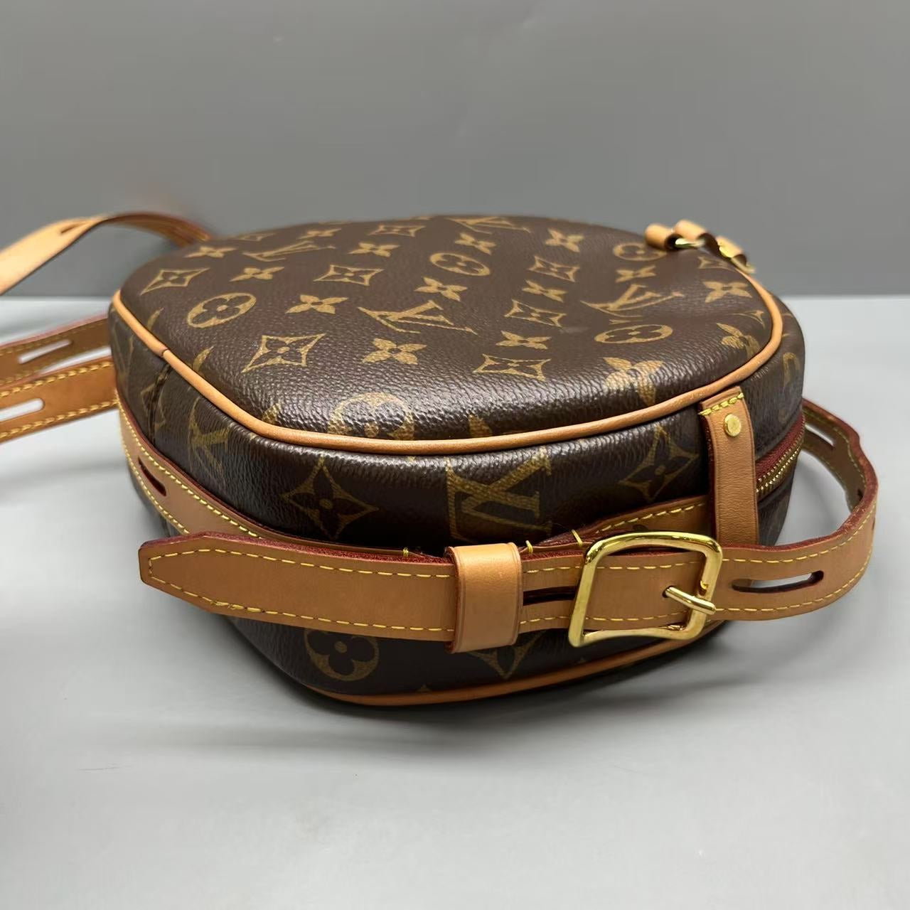 Louis Vuitton - Boîte Chapeau Souple - Monogram coated canvas with natural cowhide leather trim - Brown - (Large)