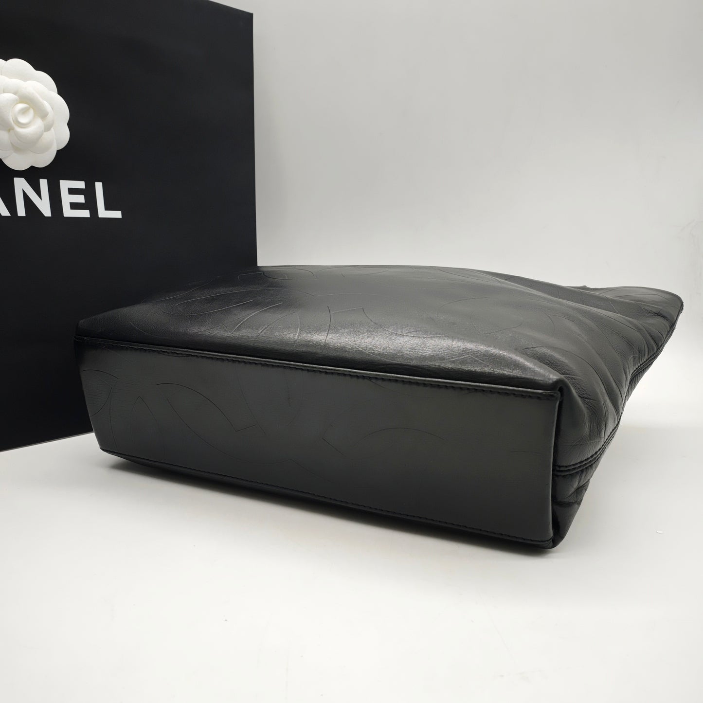 Chanel - Vintage Embossed CC Tote - Lambskin leather - Black - (Medium)