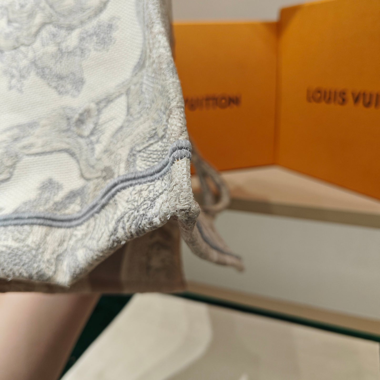 Dior - Book Tote Medium 'Toile de Jouy Sauvage' Animalier - Embroidered canvas - Beige and Grey - (Medium)