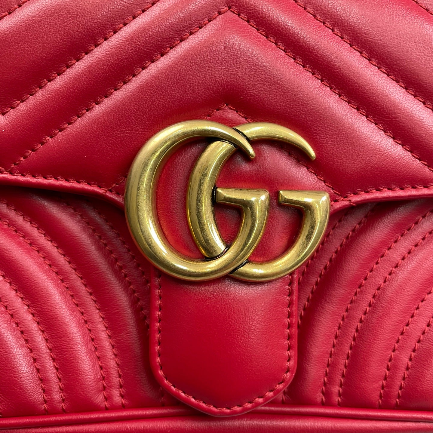 Gucci - GG Marmont Matelassé Mini Shoulder Bag - Calfskin leather - Red with Gold-Tone Hardware - (mini)