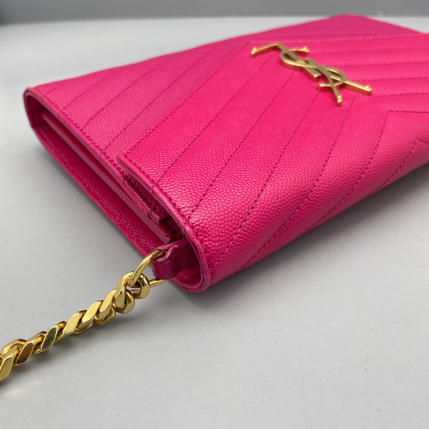 Saint Laurent - Monogram Envelope Wallet on Chain (WOC) - Grained calfskin leather - Fuchsia - (medium)