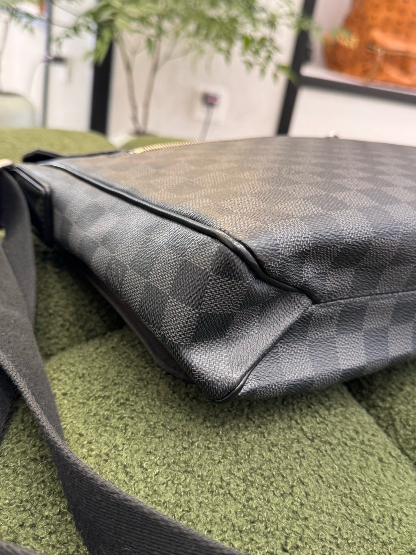 Louis Vuitton - District GM Messenger Bag - Coated Canvas and Leather - Black - (medium)