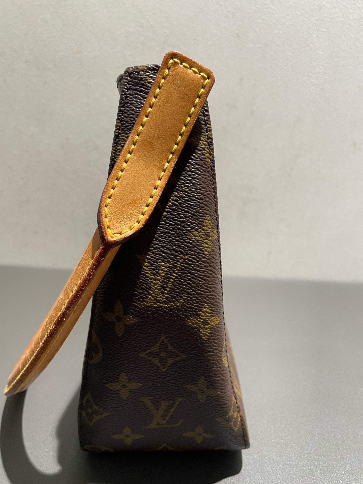 Louis Vuitton - Looping MM - Monogram coated canvas with natural cowhide leather (vachetta) trim - Brown - (Medium)
