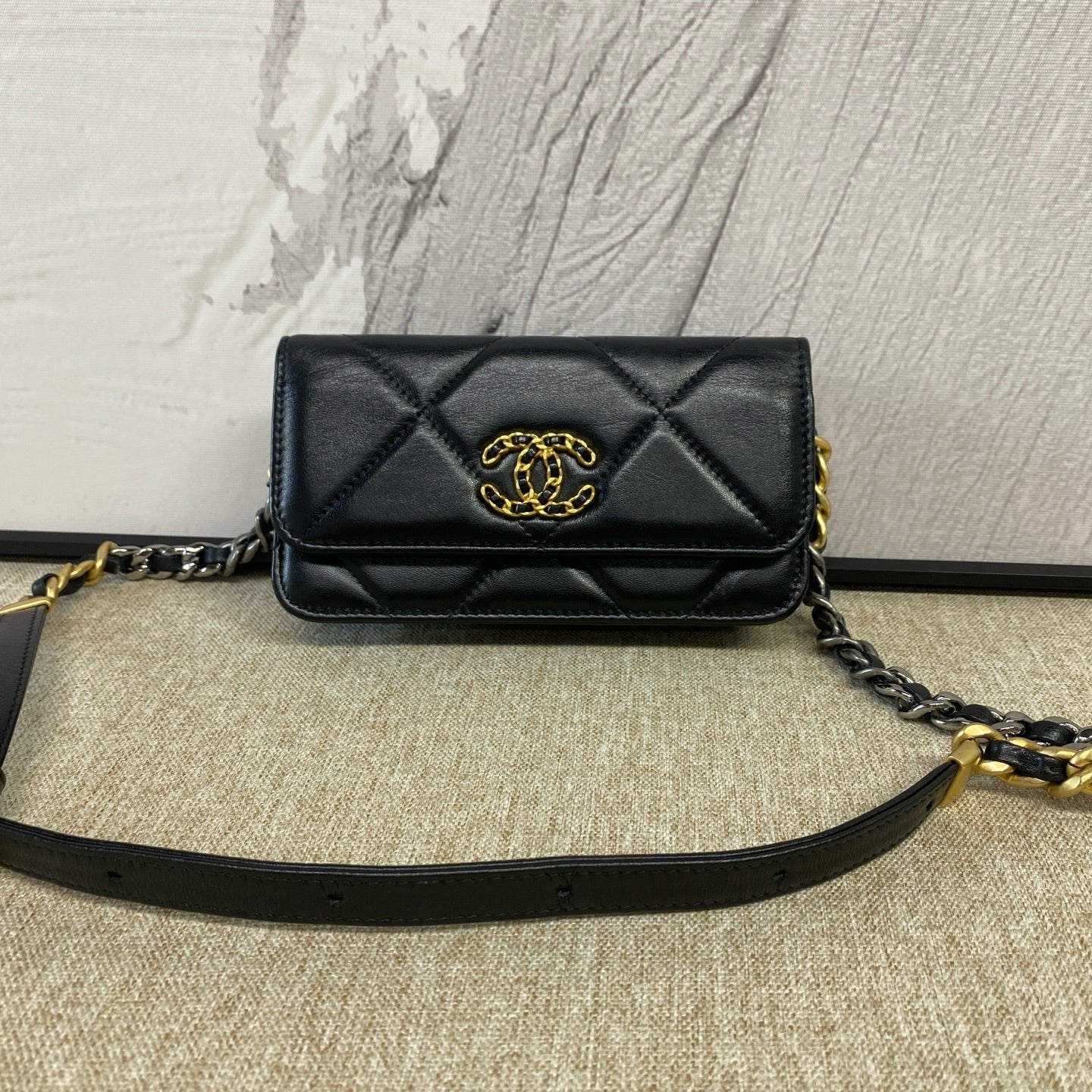Chanel - 19 WOC - Lambskin leather - Black - (mini)