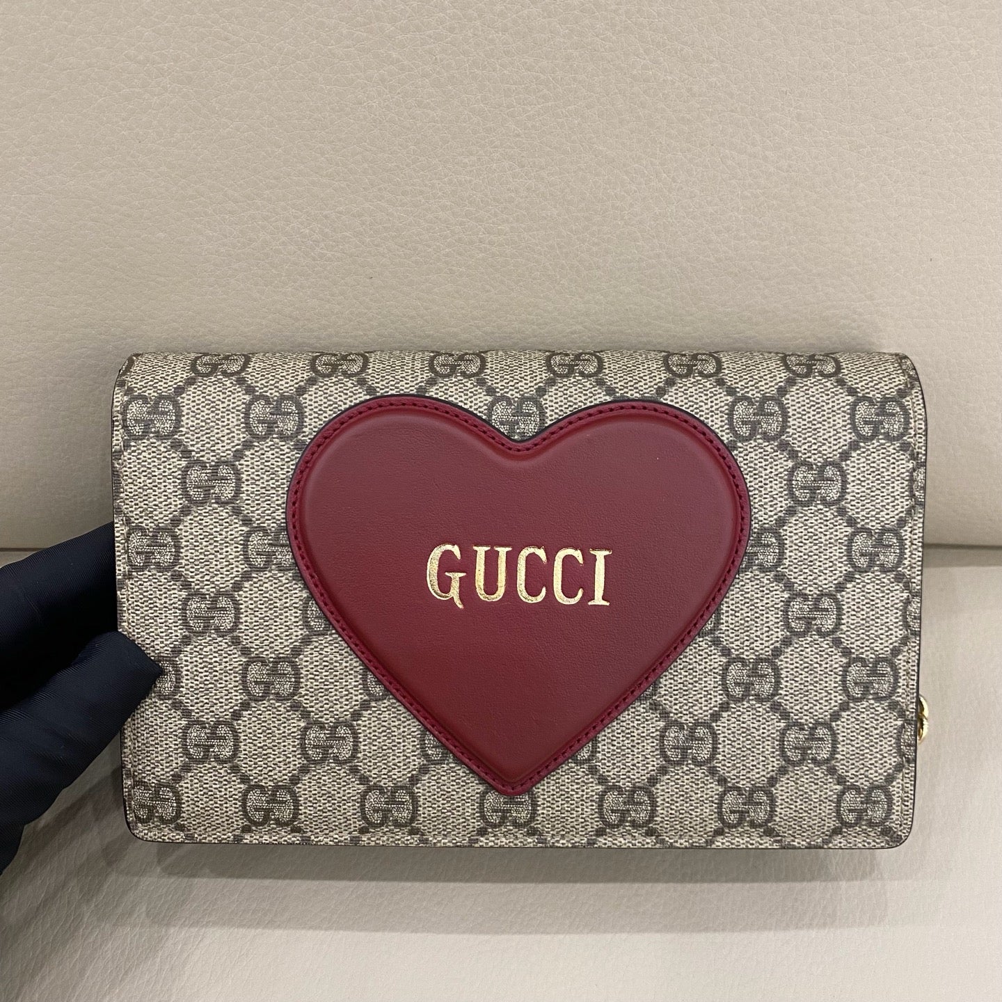 Gucci - GG Supreme Heart Wallet on Chain (WOC) - GG Supreme coated canvas with leather trim and applique - Beige, Red, and Brown with Gold-Tone Hardware - (mini)