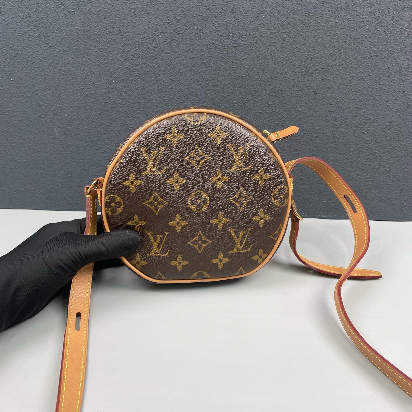 Louis Vuitton - Boîte Chapeau Souple PM - Monogram coated canvas with natural cowhide leather trim - Brown Monogram with natural Vachetta leather and red accents - (Mini)