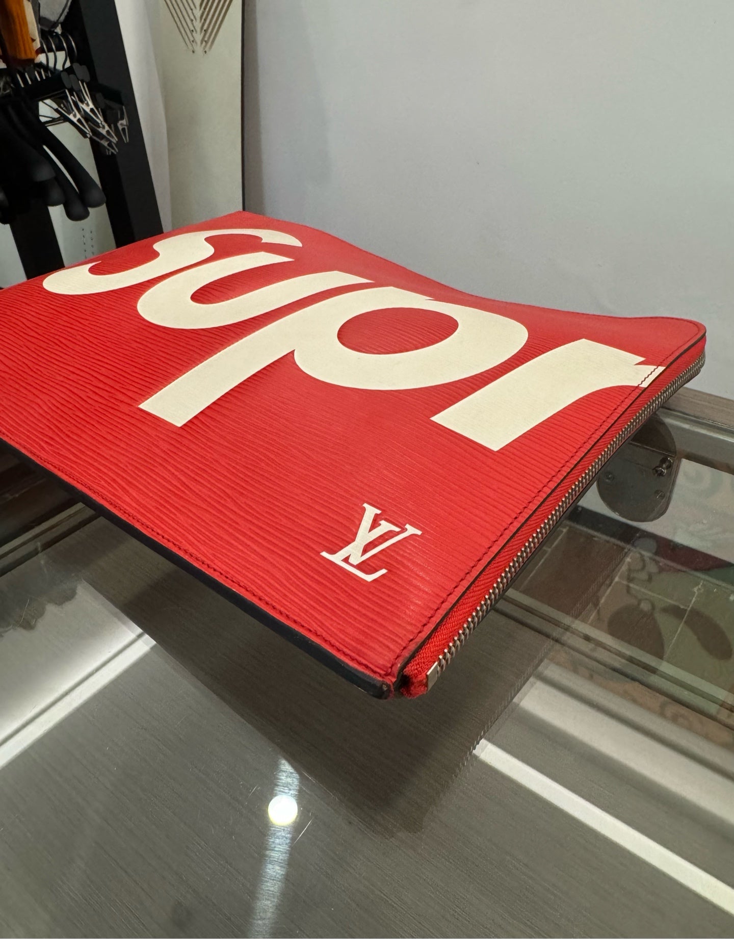 Louis Vuitton - LV x Supreme Epi Pochette Jour GM Clutch - Epi leather - Red - (large)