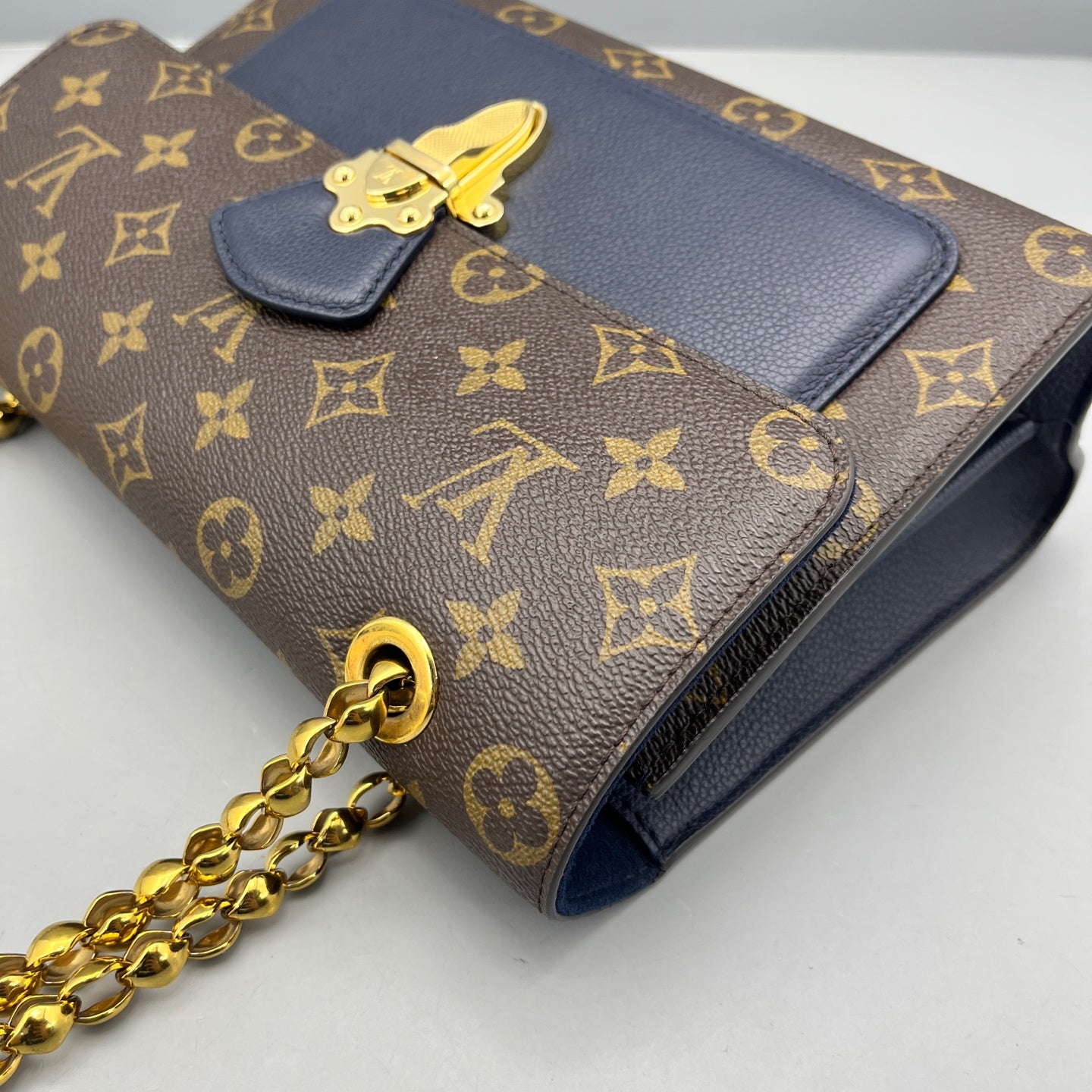Louis Vuitton - Victoria Chain Bag - Monogram coated canvas with grained leather trim - Brown and Blue - (medium)