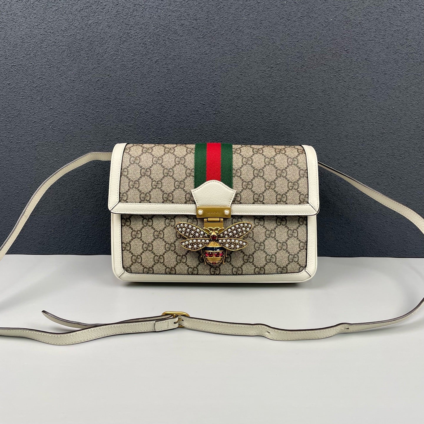 Gucci - Queen Margaret Bee Messenger Bag - GG Supreme coated canvas with grained leather trim - Beige and White with Red/Green Web Stripe - (medium)