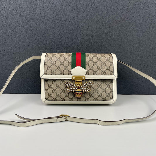Gucci - Queen Margaret Bee Messenger Bag - GG Supreme coated canvas with grained leather trim - Beige and White with Red/Green Web Stripe - (medium)