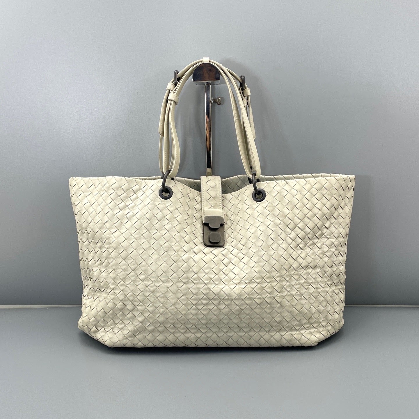 Bottega Veneta - Intrecciato Woven Shoulder Tote Bag - Leather - White - (medium)