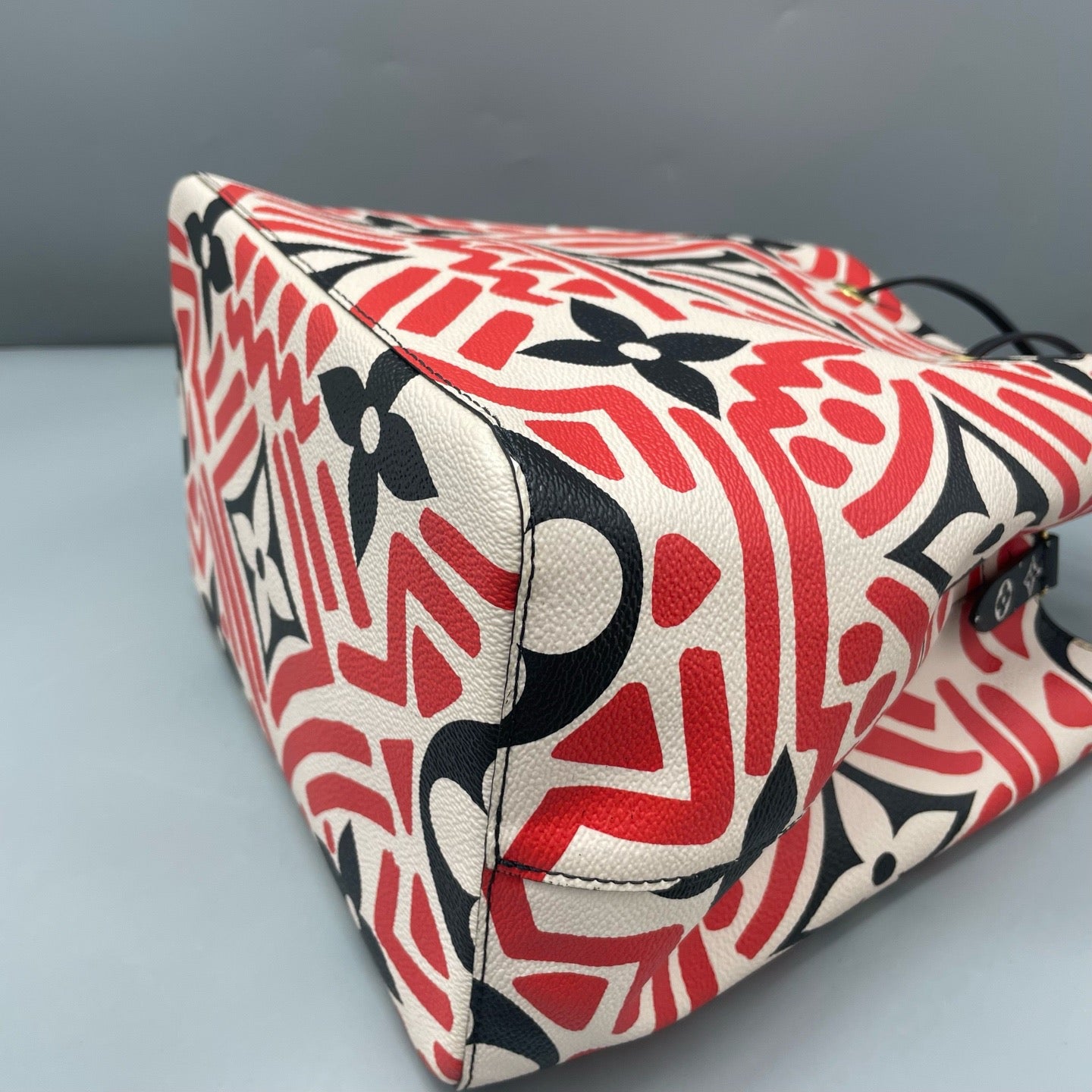 Louis Vuitton - Limited Edition Bucket Bag - Printed coated canvas with smooth leather trim - Multicolour (Red, Black, White) - (medium)
