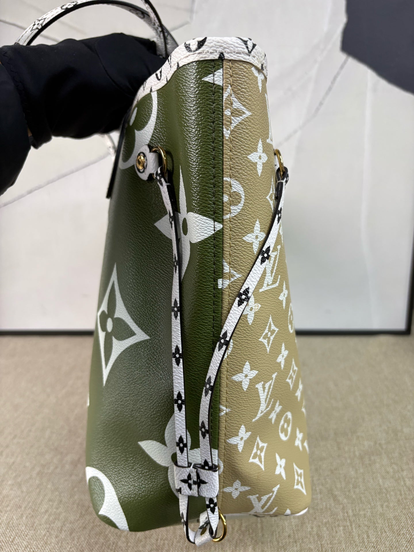 Louis Vuitton - Neverfull MM Summer Limited Edition - Monogram coated canvas with leather trim - Avocado Green and Beige with Off-White Accents - (Medium)