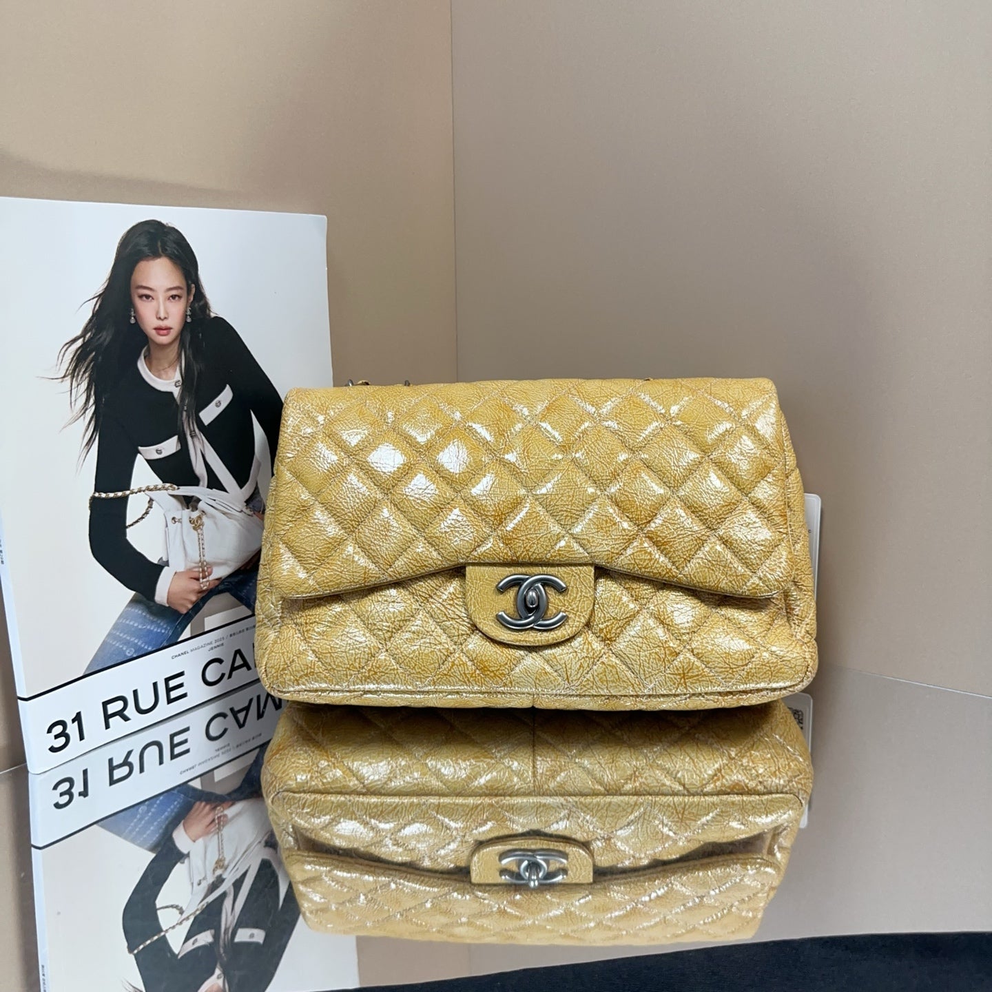 Chanel - Classic Flap Jumbo Single Flap - Distressed patent leather - Amber Yellow - (Large)