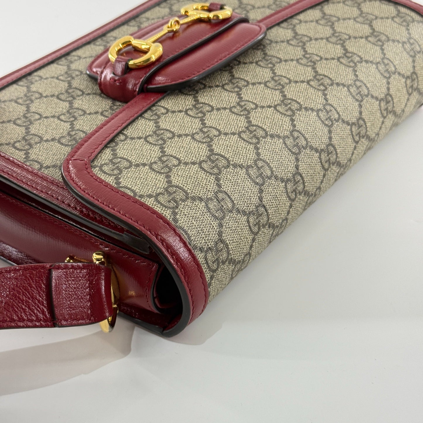 Gucci - 1955 Horsebit Medium Saddle Bag - GG Supreme coated canvas with leather trim - Multicolour (Beige/Brown and Red) - (medium)