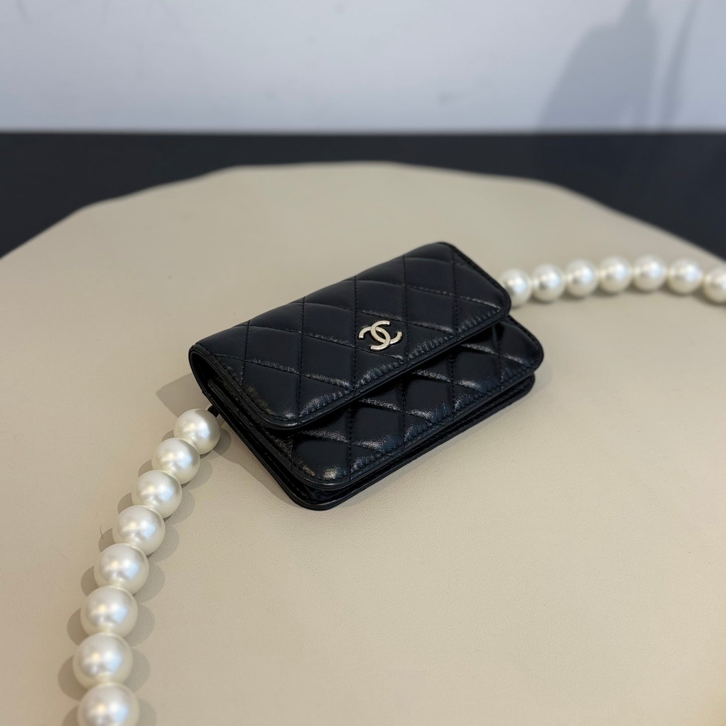 Chanel - Pearl WOC (Wallet on Chain) - Lambskin leather - Black - (mini)
