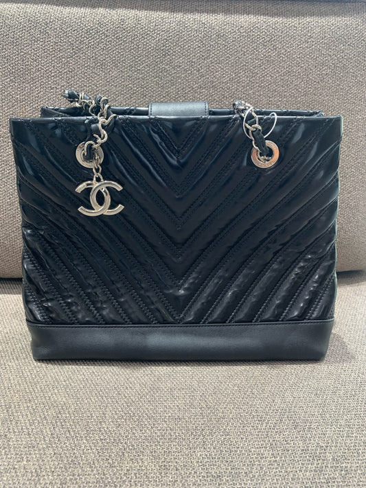 Chanel - Chevron Quilted Patent & Leather Tote Bag - Patent leather and Leather - Black with Silver-Tone Hardware - (medium)