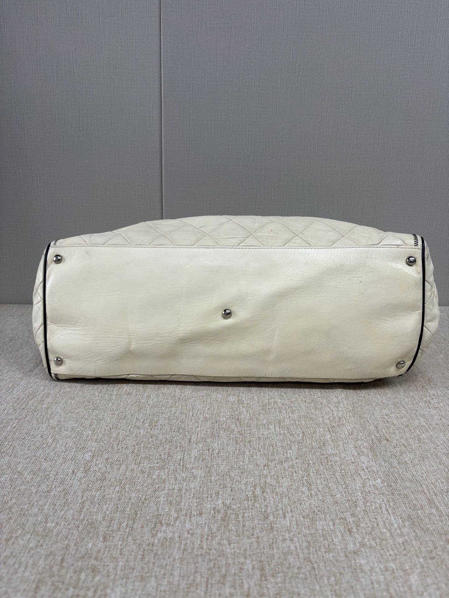 Chanel - 2.55 Airport Bag - Distressed lambskin leather - Beige - (extra-large)