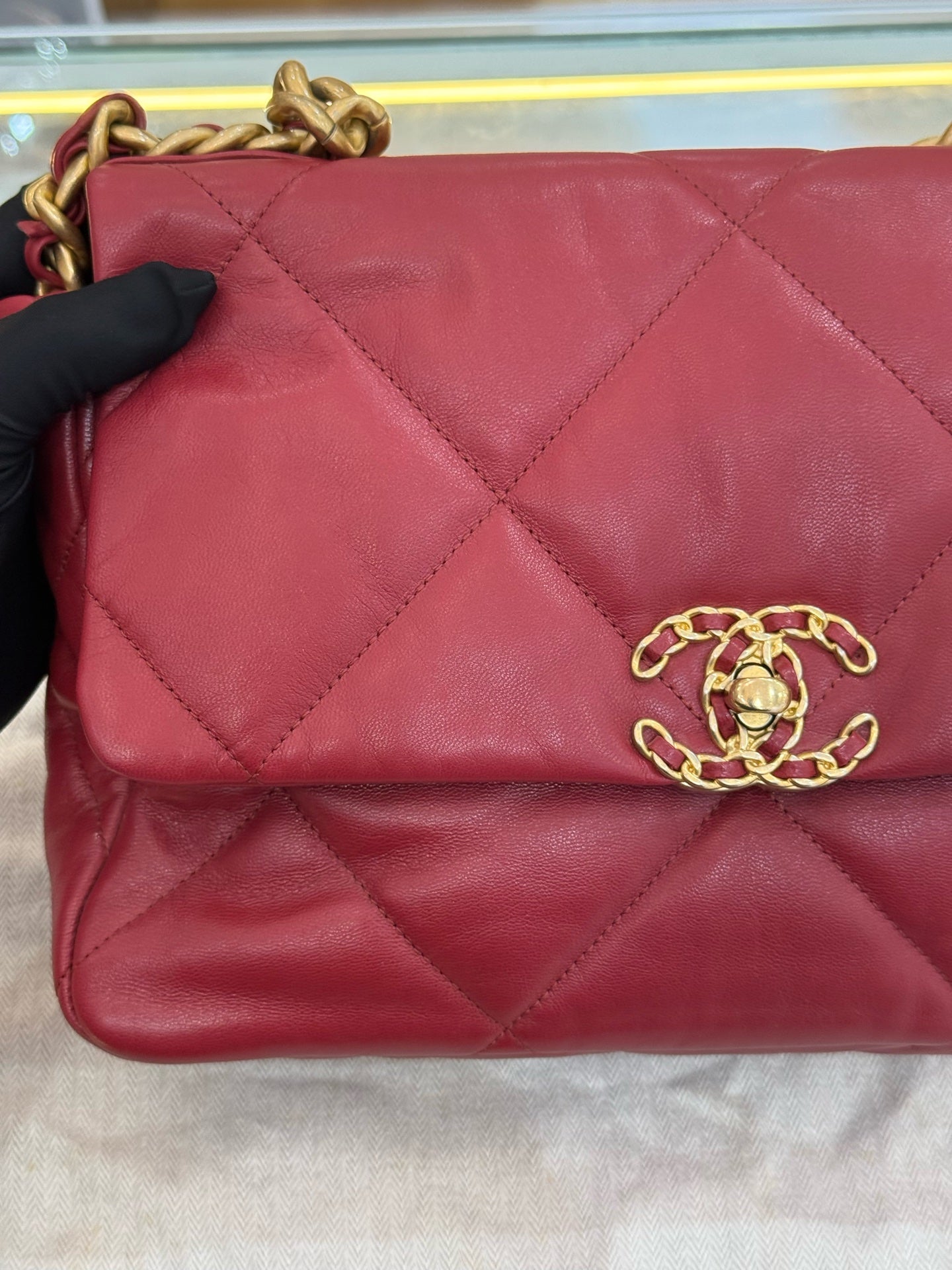 Chanel - Chanel 19 Flap Bag - Aged calfskin leather - Red - (medium)