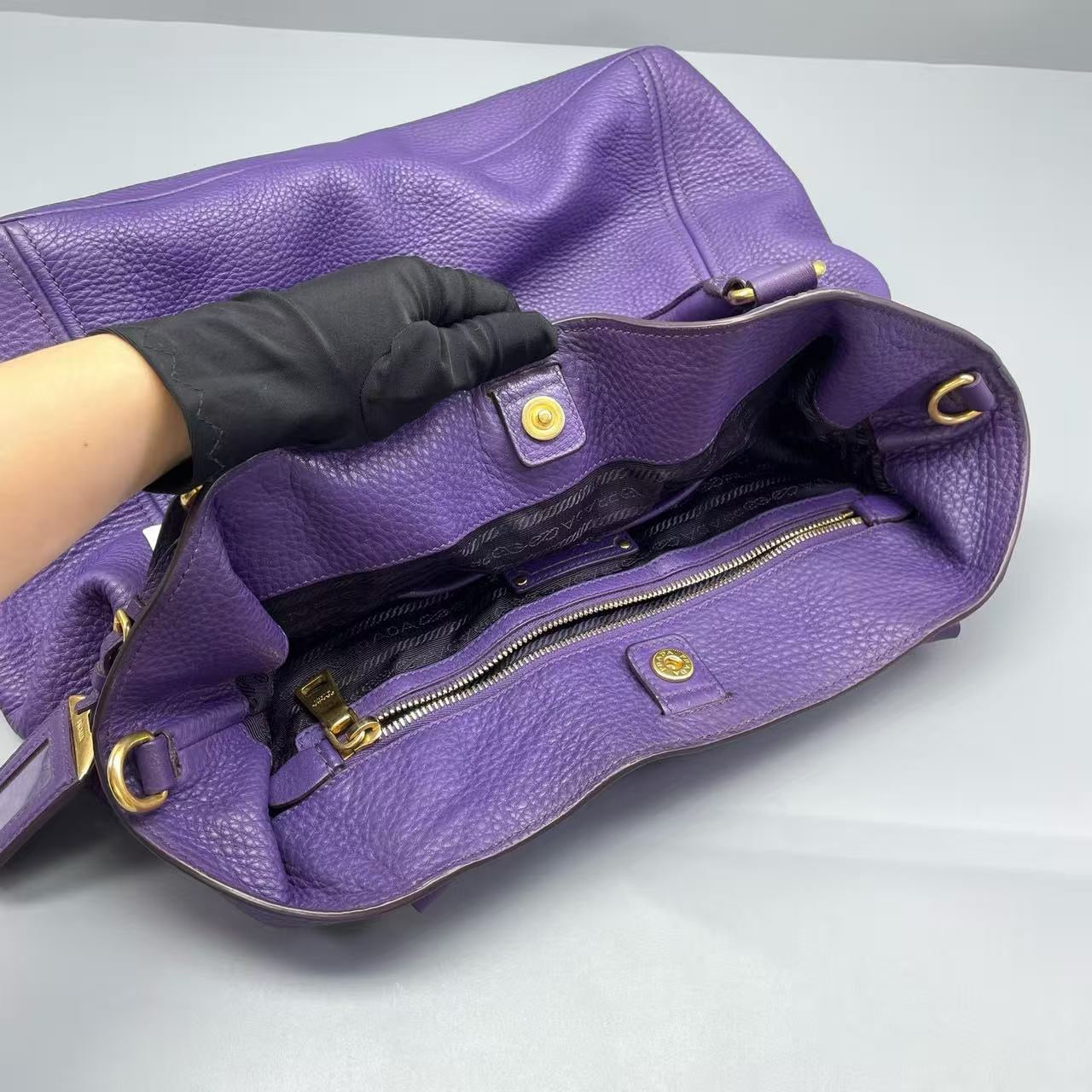 Prada - Grained Leather Tote - Grained leather - Purple - (Medium)