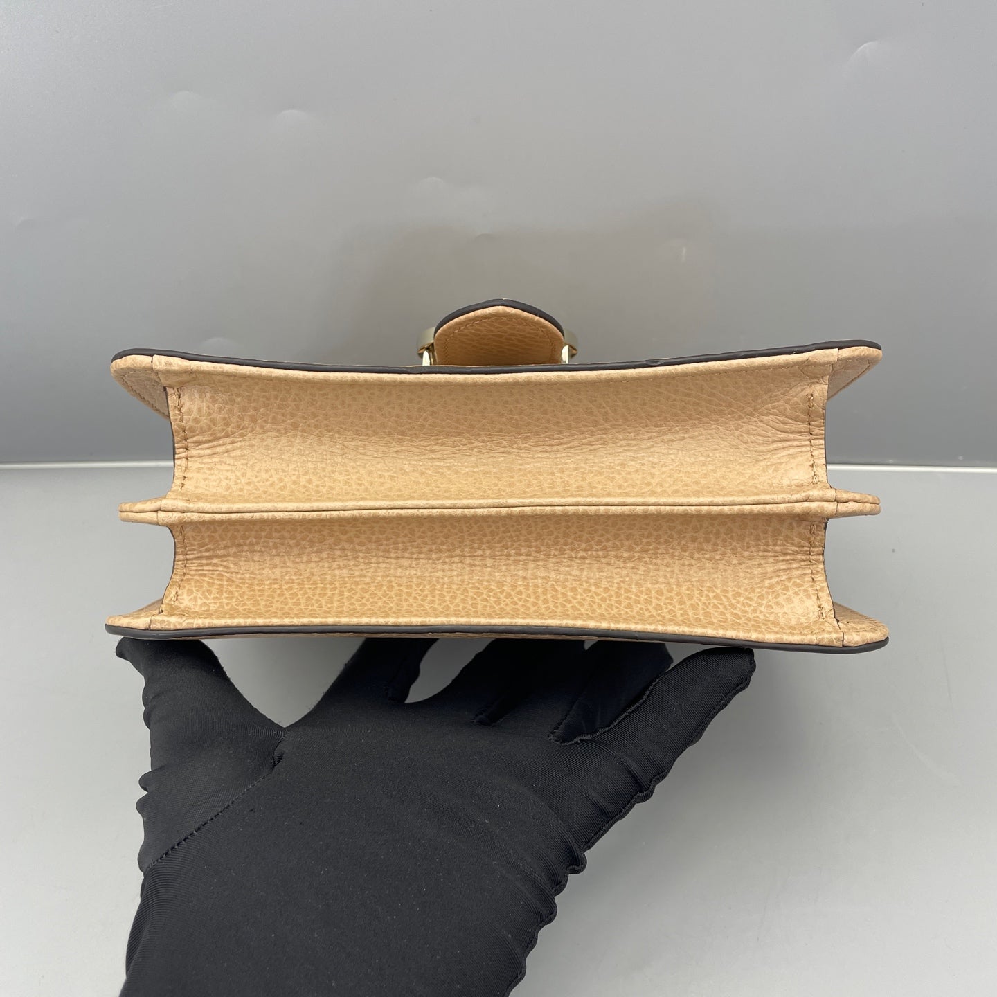 Gucci - Interlocking G Accordion Flap Bag (Outlet Model) - Grained leather - Beige - (small)