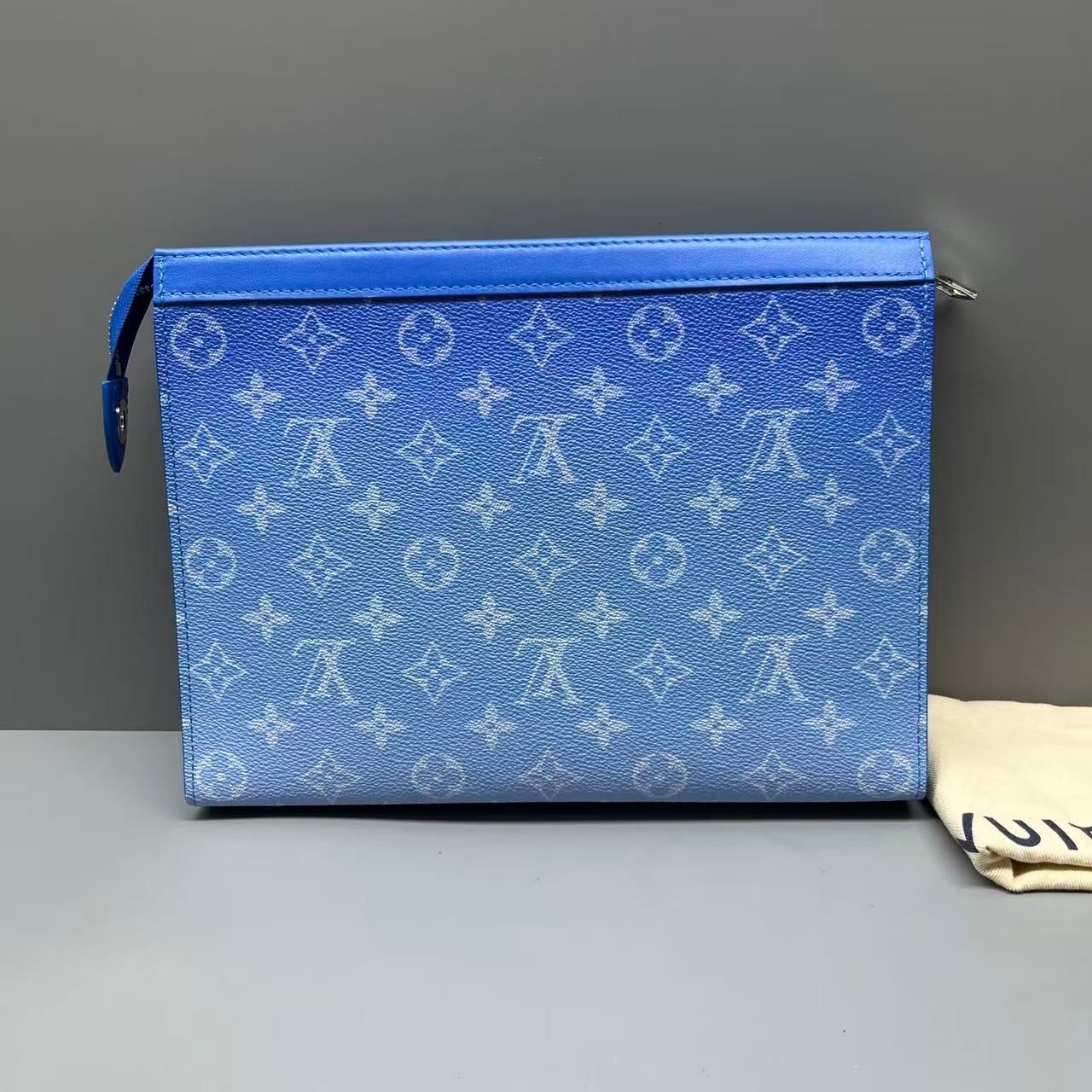 Louis Vuitton - Pochette Voyage MM Clouds - Monogram coated canvas with leather trim - Blue - (medium)