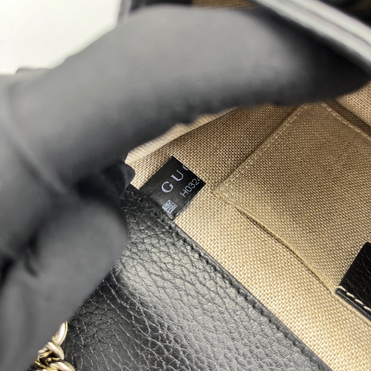 Gucci - Interlocking G Small Shoulder Bag - Grained leather - Black - (small)