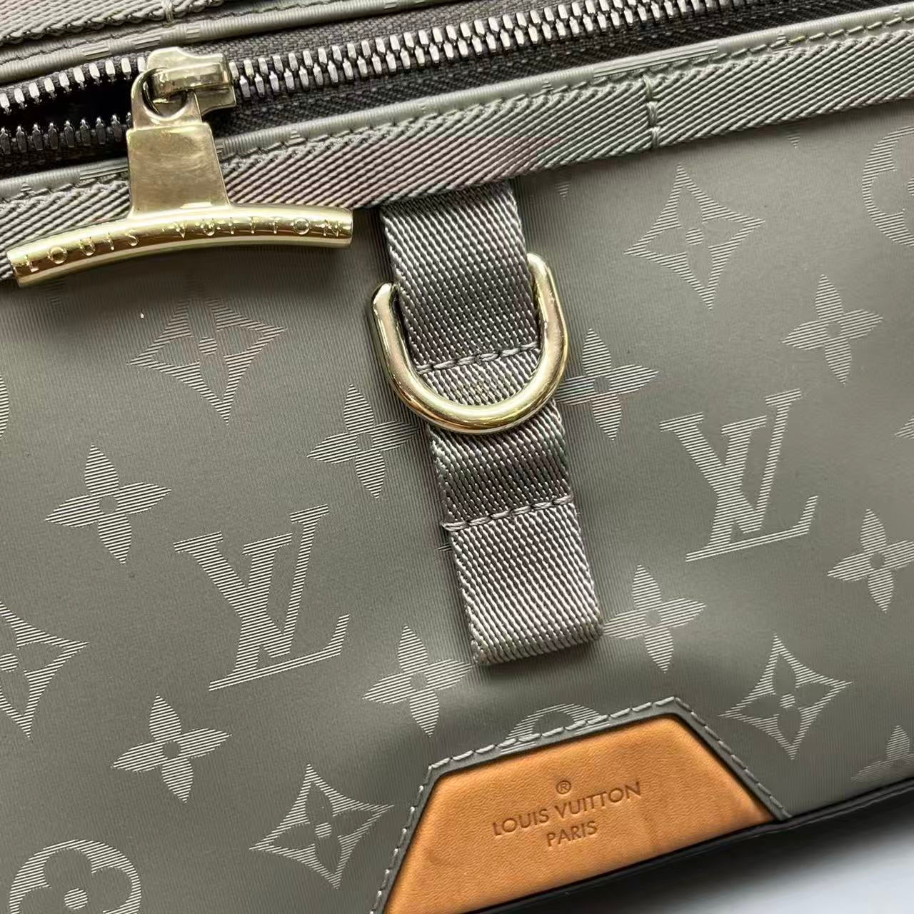 Louis Vuitton - Titanium Monogram Show Style Messenger Bag - Titanium-effect coated canvas and Vachetta leather - Grey with natural leather accents - (medium)