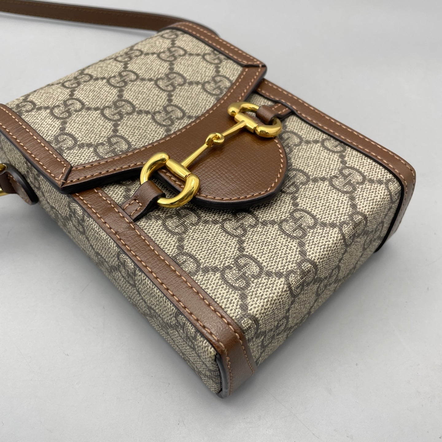 Gucci - Horsebit 1955 Vertical Phone Bag - GG Supreme coated canvas with brown leather trim - Brown - (mini)